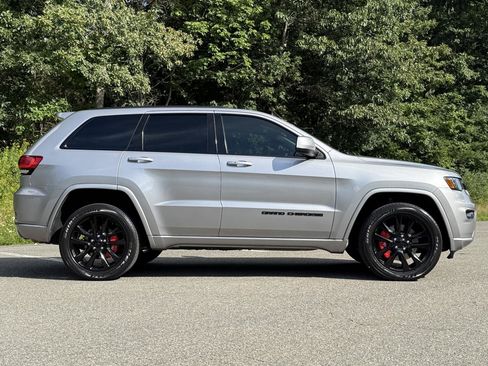 Used 2021 Jeep Grand Cherokee Laredo X AWD/4WD image 4