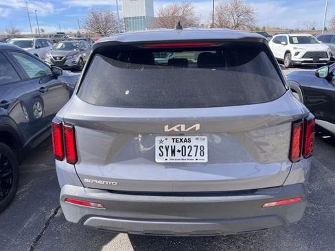Used 2023 Kia Sorento LX image 4