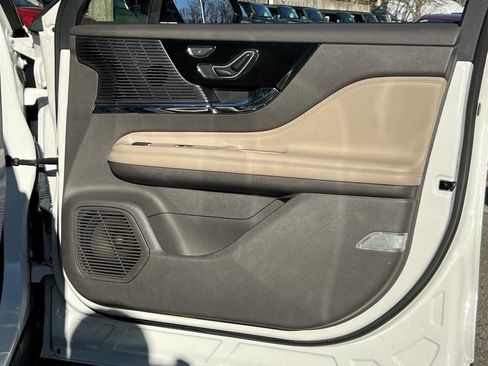 Used 2022 Lincoln Corsair Standard Sport Utility w/ Premium Package image 10