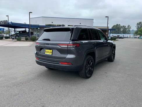 Used 2024 Jeep Grand Cherokee Altitude image 7