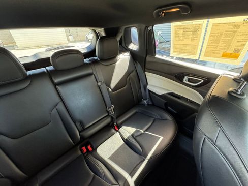 Used 2025 Jeep Compass Limited image 38