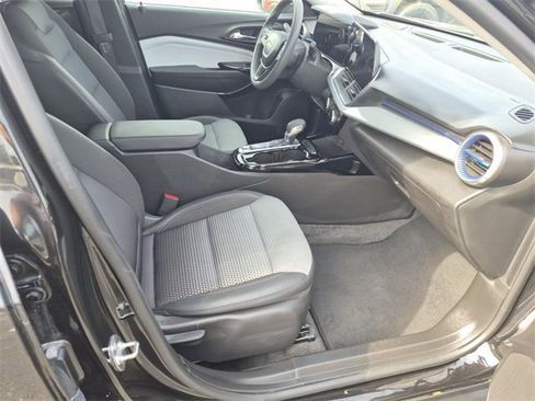 Used 2025 Chevrolet Trax LT image 10