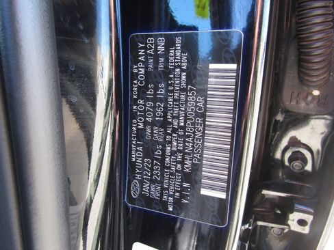 Used 2023 Hyundai Elantra Limited w/ Cargo Package image 28