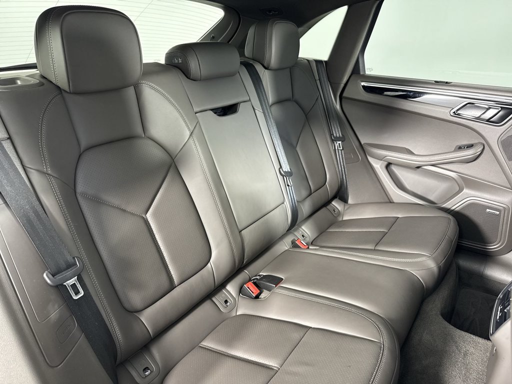 Certified 2024 Porsche Macan AWD/4WD image 23