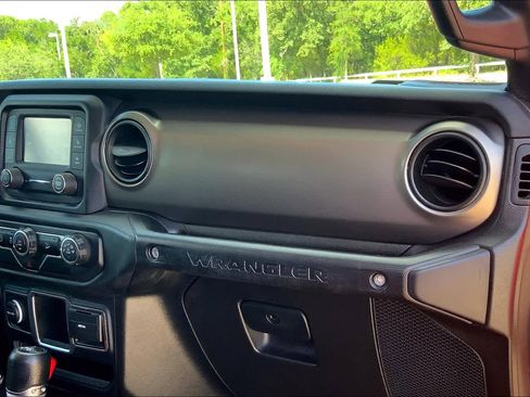 Used 2018 Jeep Wrangler Unlimited Sport image 17