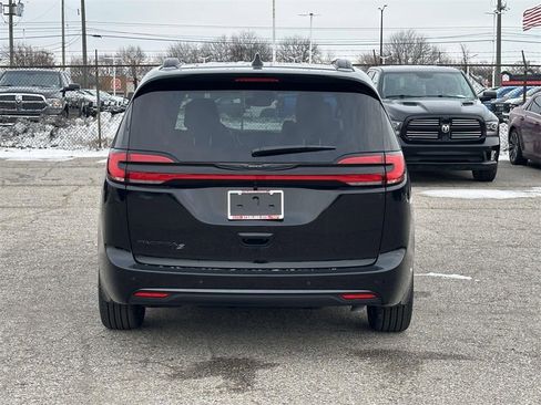 New 2026 Chrysler Pacifica Select image 4