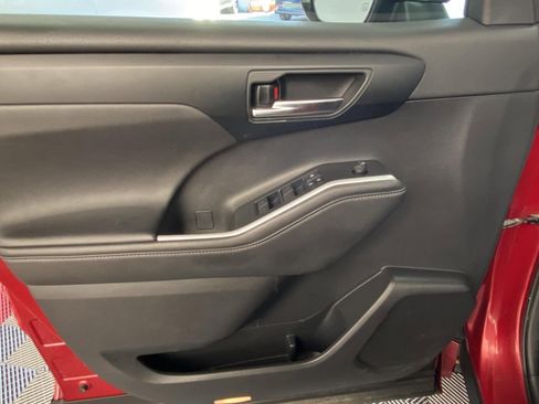 Used 2020 Toyota Highlander XLE image 21