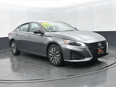 Used 2025 Nissan Altima 2.5 SV FWD image 2
