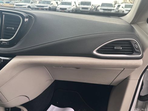 Used 2024 Chrysler Pacifica Select image 56