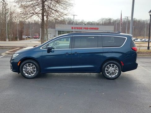 Used 2022 Chrysler Pacifica Touring-L image 10