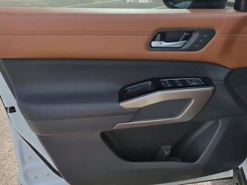 Certified 2025 Nissan Pathfinder Platinum AWD/4WD image 13