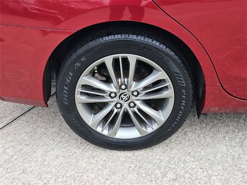 Used 2015 Toyota Camry SE image 5