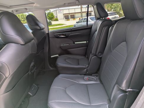 Used 2021 Toyota Highlander XLE FWD image 12