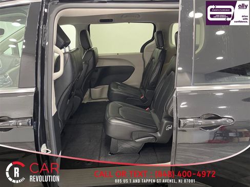 Used 2023 Chrysler Pacifica Touring-L FWD image 37