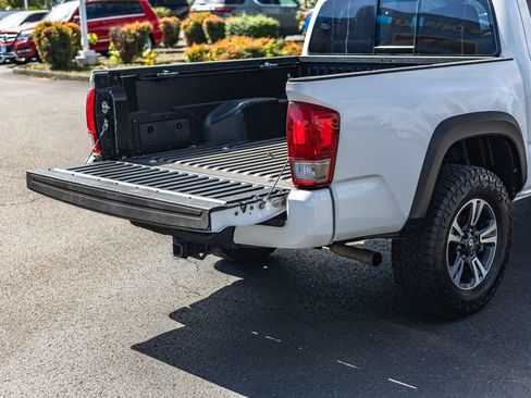 Used 2017 Toyota Tacoma TRD Sport w/ Tow Package RWD image 8