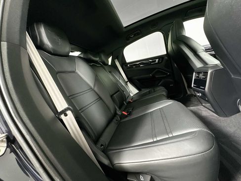 Certified 2022 Porsche Cayenne Platinum Edition image 28