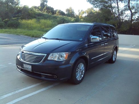 Used 2012 Chrysler Town & Country Limited w/ Luxury Group image 6
