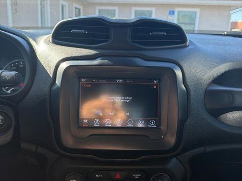 Used 2018 Jeep Renegade Latitude image 12