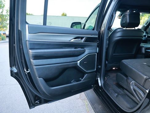 Used 2024 Jeep Wagoneer Series II RWD image 39