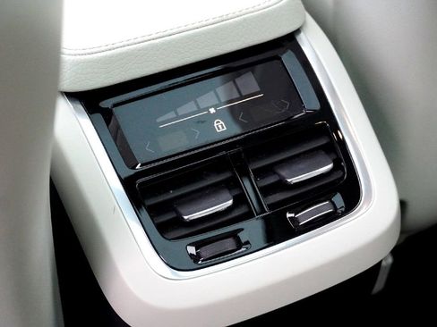 Used 2020 Volvo XC90 T5 Momentum w/ Protection Package Premier image 25