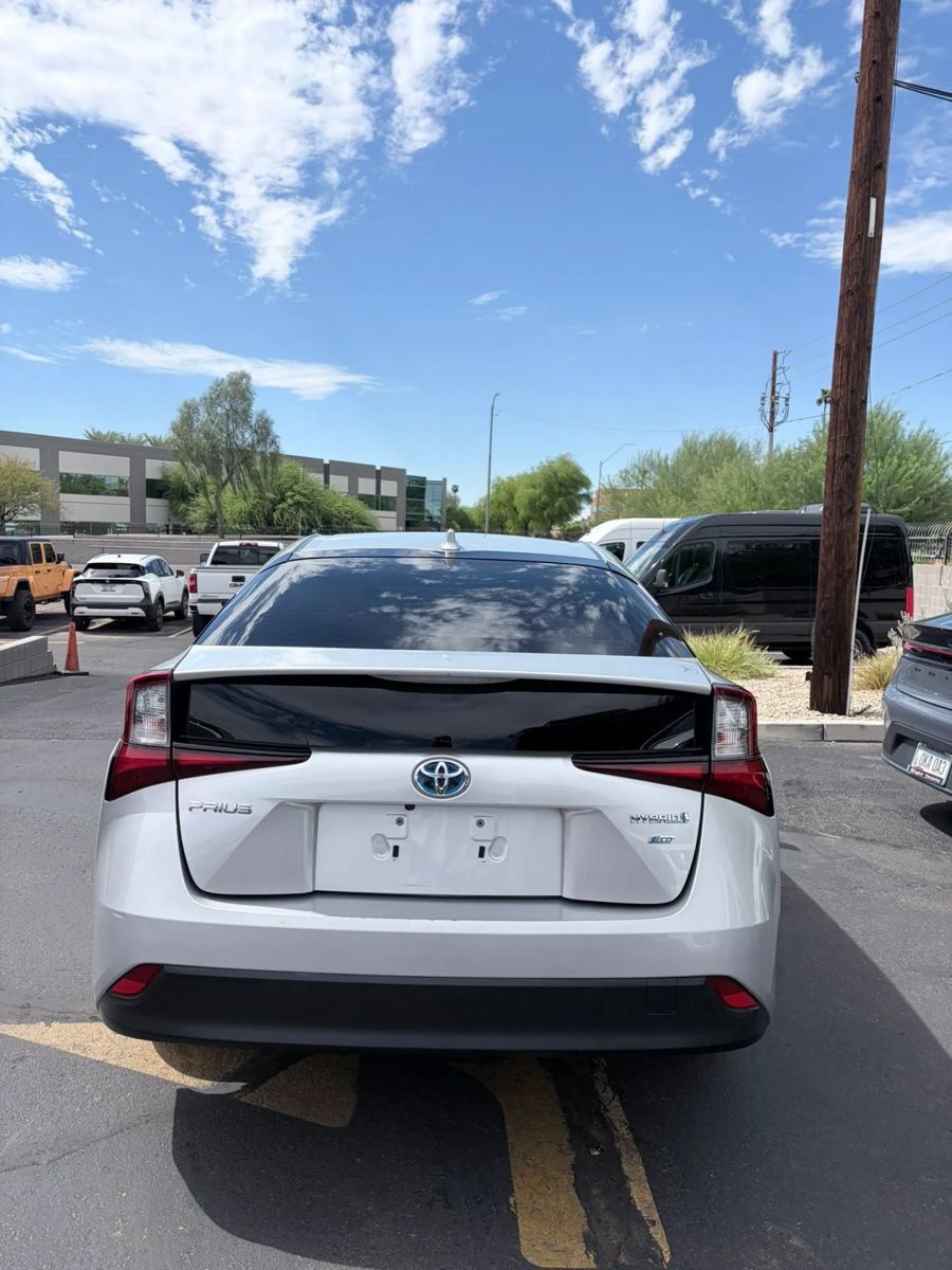 Used 2021 Toyota Prius L Eco FWD image 6