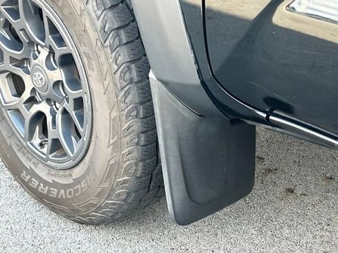 Used 2018 Toyota Tacoma SR5 AWD/4WD image 19
