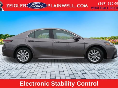 Used 2024 Toyota Camry SE image 6
