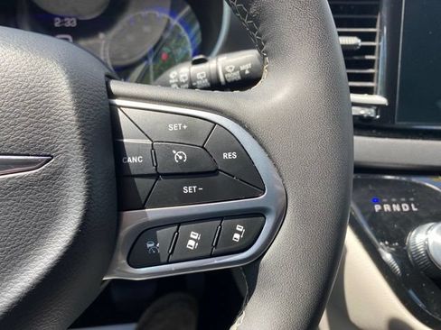 Used 2024 Chrysler Pacifica Touring-L FWD image 8