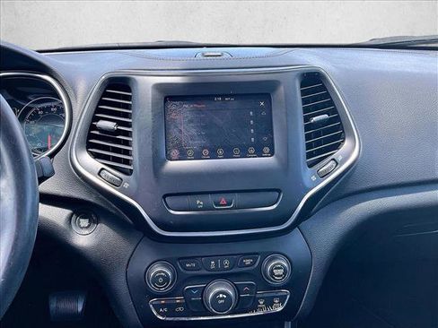 Used 2019 Jeep Cherokee Latitude Plus FWD image 8