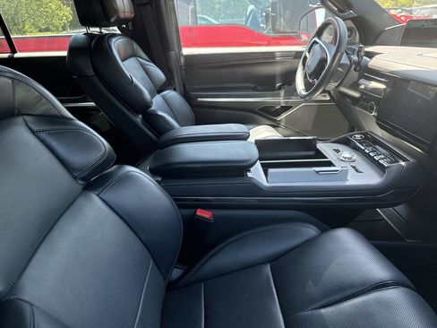 Used 2025 Lincoln Navigator Reserve w/ Jet Appearance Package image 19