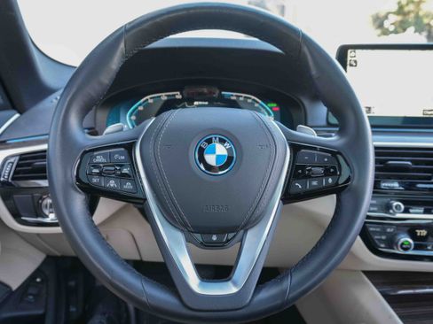 Used 2023 BMW 530e w/ Premium Package image 18