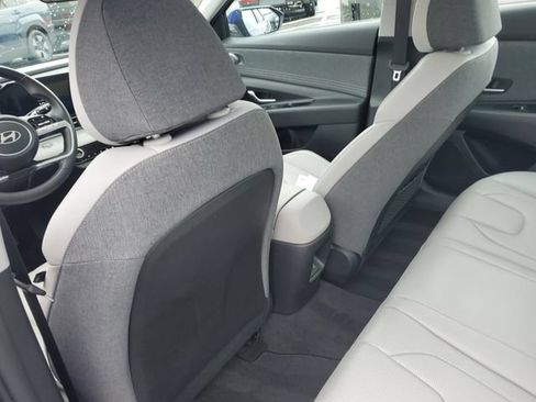 Certified 2025 Hyundai Elantra Limited FWD image 14