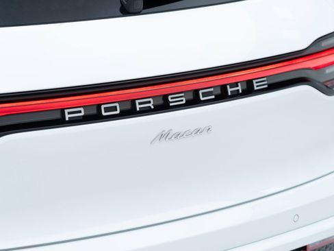 Certified 2025 Porsche Macan image 13