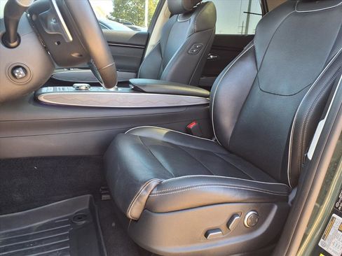 Used 2022 Genesis GV70 2.5T w/ Advanced Package image 18