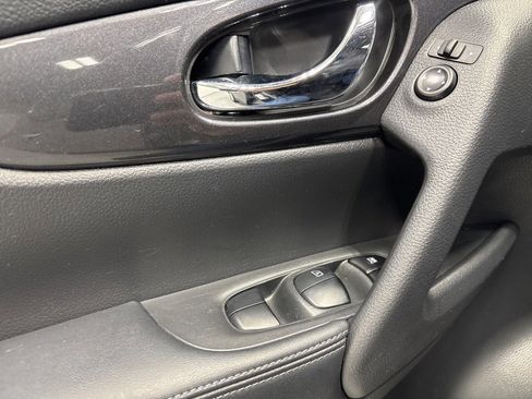 Used 2018 Nissan Rogue SV image 25