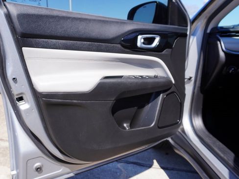 Used 2022 Jeep Compass Limited image 8