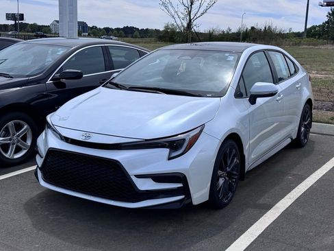 Used 2025 Toyota Corolla SE image 3