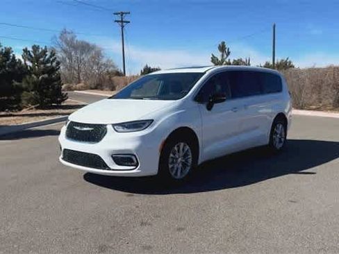 New 2025 Chrysler Pacifica Select w/ Uconnect Theater Family Group image 4