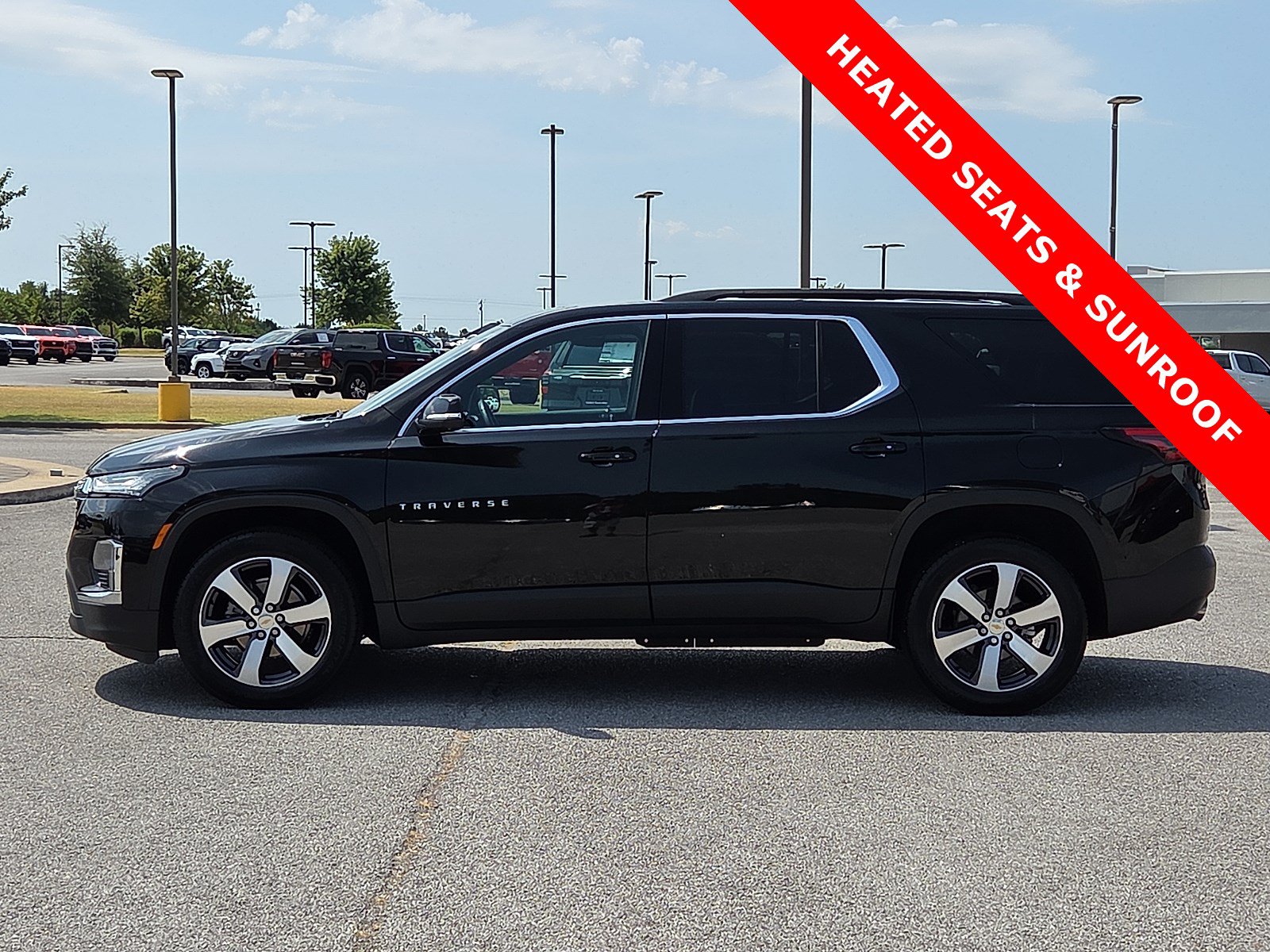 Used 2023 Chevrolet Traverse LT w/ LT Premium Package FWD image 3