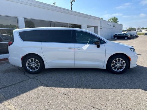Used 2026 Chrysler Pacifica Limited FWD image 2