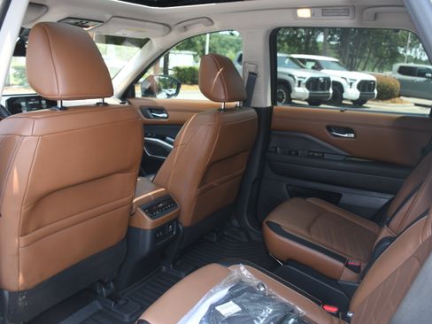 Used 2025 Nissan Pathfinder Platinum AWD/4WD image 17