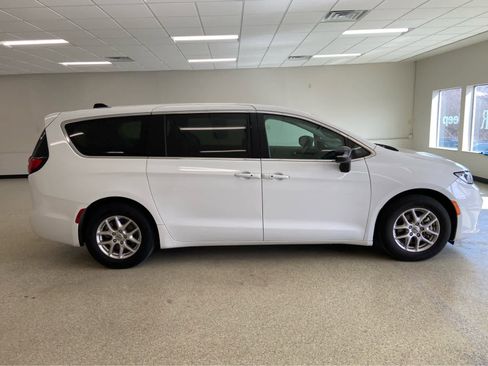 Used 2024 Chrysler Pacifica Touring-L FWD image 6