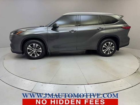 Used 2021 Toyota Highlander XLE image 2