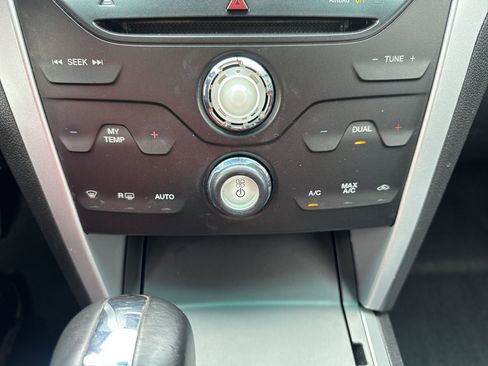 Used 2015 Ford Explorer XLT w/ Equipment Group 202A AWD/4WD image 18