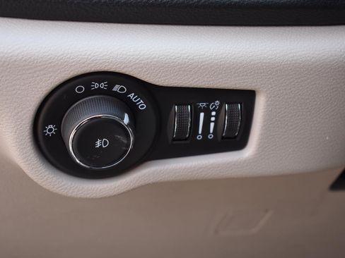 Used 2024 Chrysler Pacifica Limited image 26