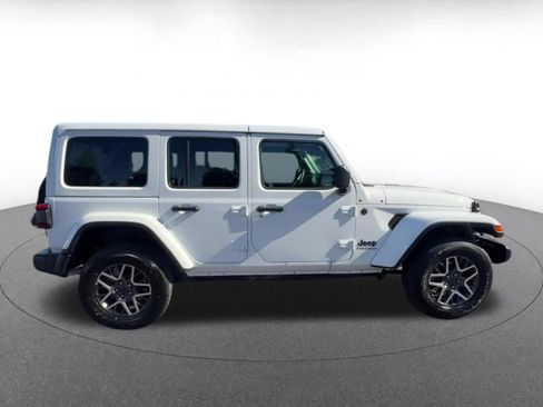 Used 2025 Jeep Wrangler Unlimited Sahara AWD/4WD image 16