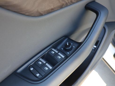 Used 2020 Audi Q8 Premium image 16