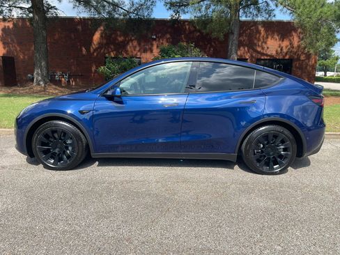Used 2022 Tesla Model Y Long Range AWD/4WD image 2