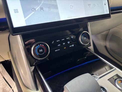 Used 2023 Land Rover Range Rover Long Wheelbase SE image 16