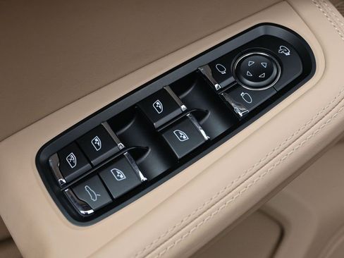 Certified 2023 Porsche Macan Turbo image 19